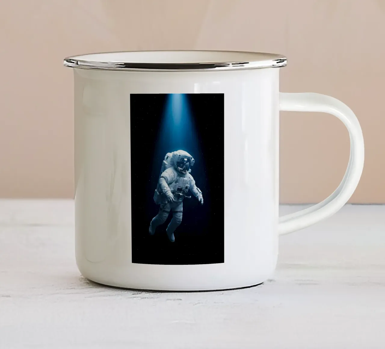 Astronauta in luce blu fluttua nello spazio profondo tazza in smalto da Dreamspace Visuals