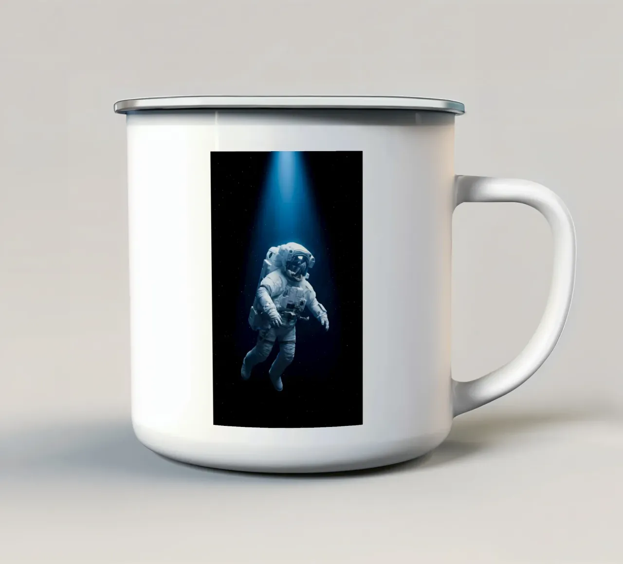 Astronauta in luce blu fluttua nello spazio profondo tazza in smalto da Dreamspace Visuals