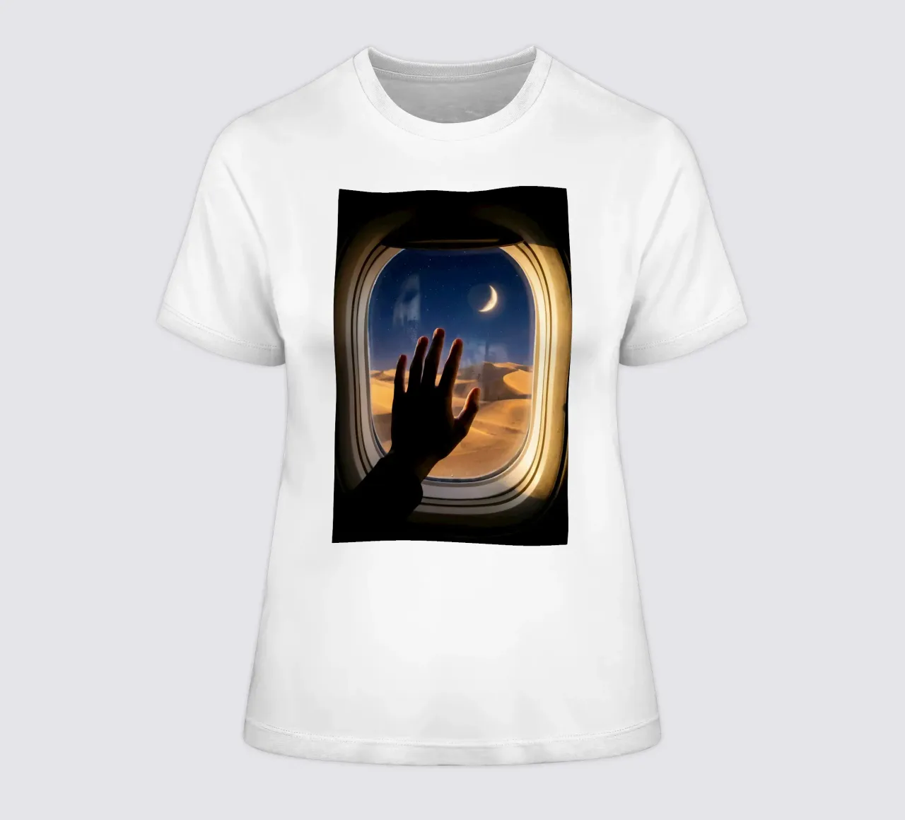 Vue du désert au clair de lune à partir d'une fenêtre d'avion t-shirt ajusté pour femmes de Dreamspace Visuals
