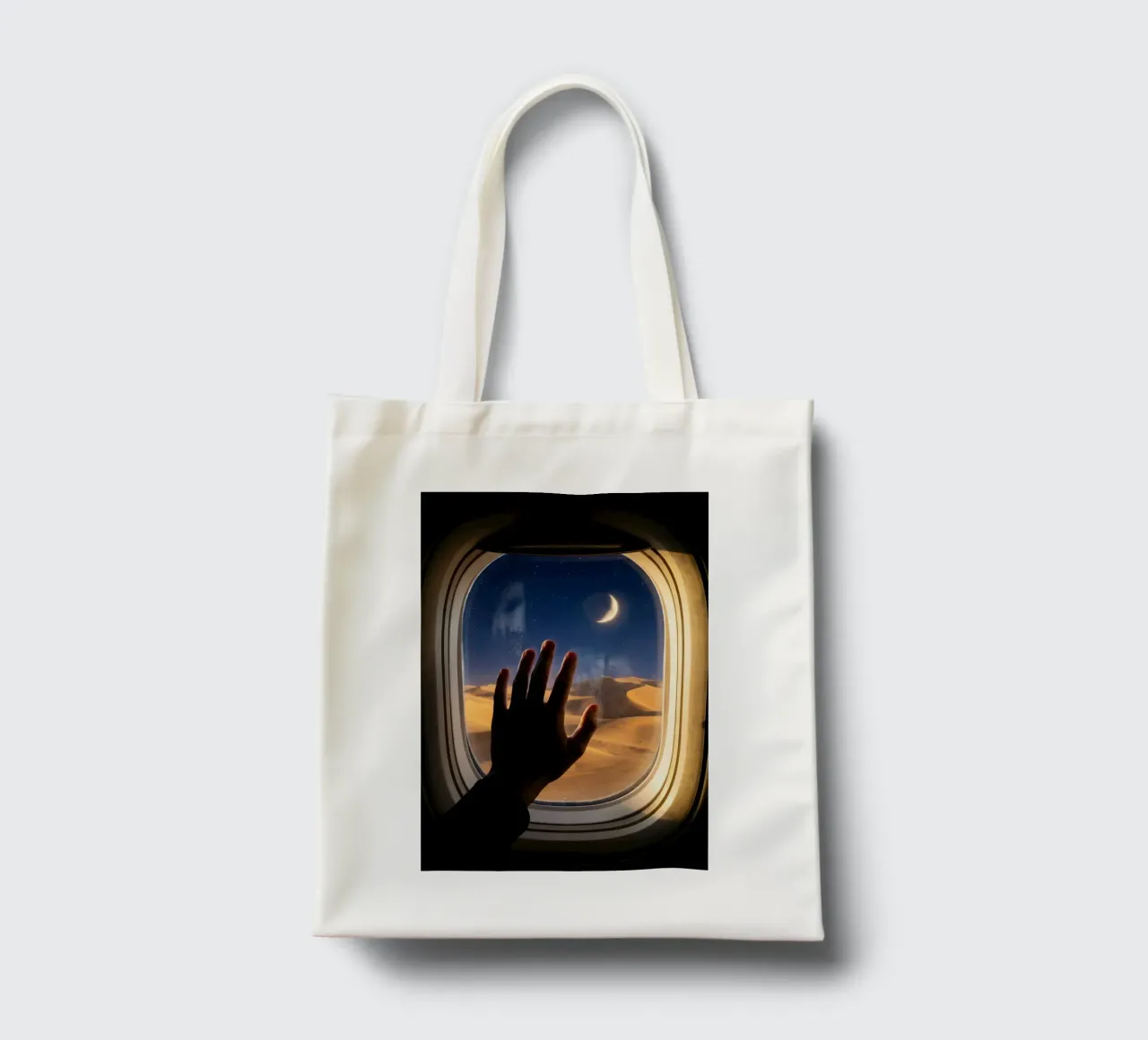 Vue du désert au clair de lune à partir d'une fenêtre d'avion tote bag de Dreamspace Visuals