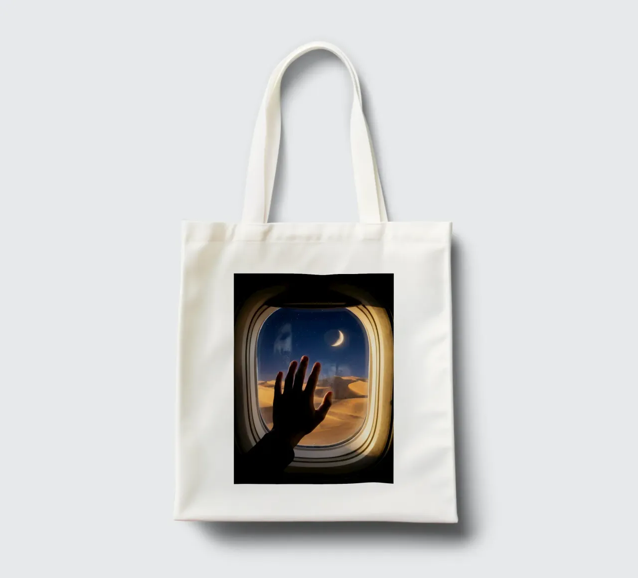Vue du désert au clair de lune à partir d'une fenêtre d'avion tote bag de Dreamspace Visuals