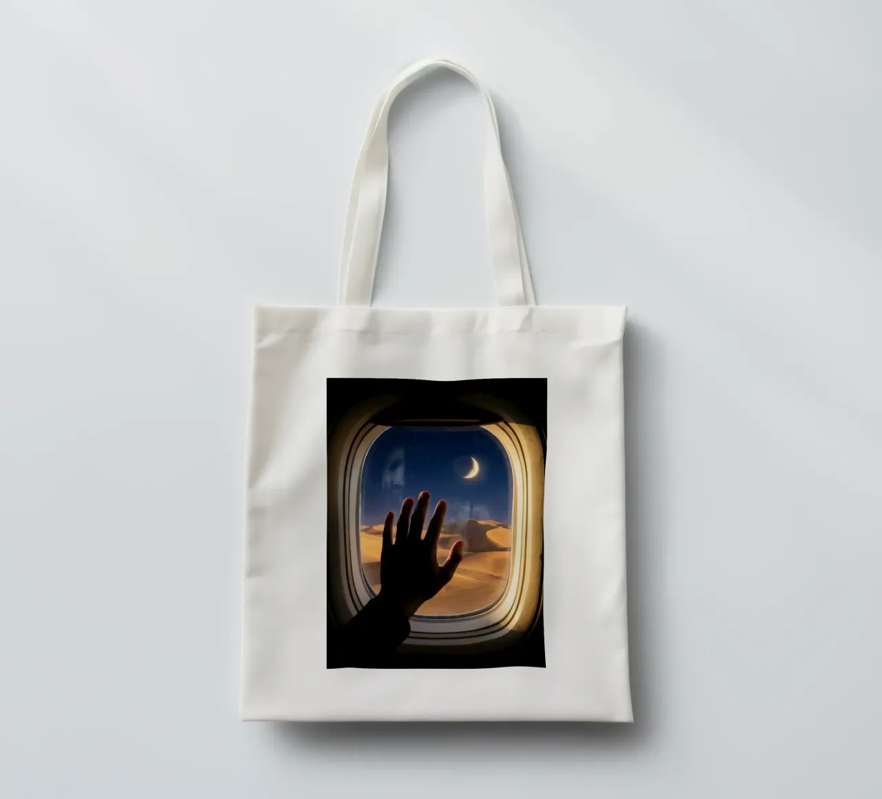Vue du désert au clair de lune à partir d'une fenêtre d'avion tote bag de Dreamspace Visuals