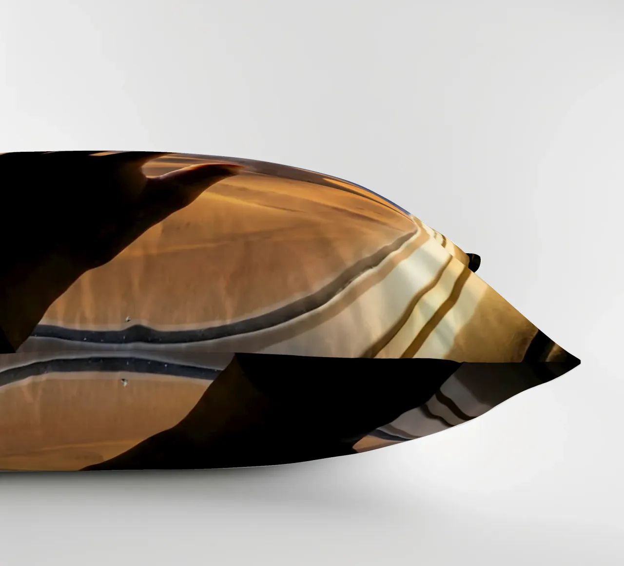 Vue du désert au clair de lune à partir d'une fenêtre d'avion coussin de Dreamspace Visuals