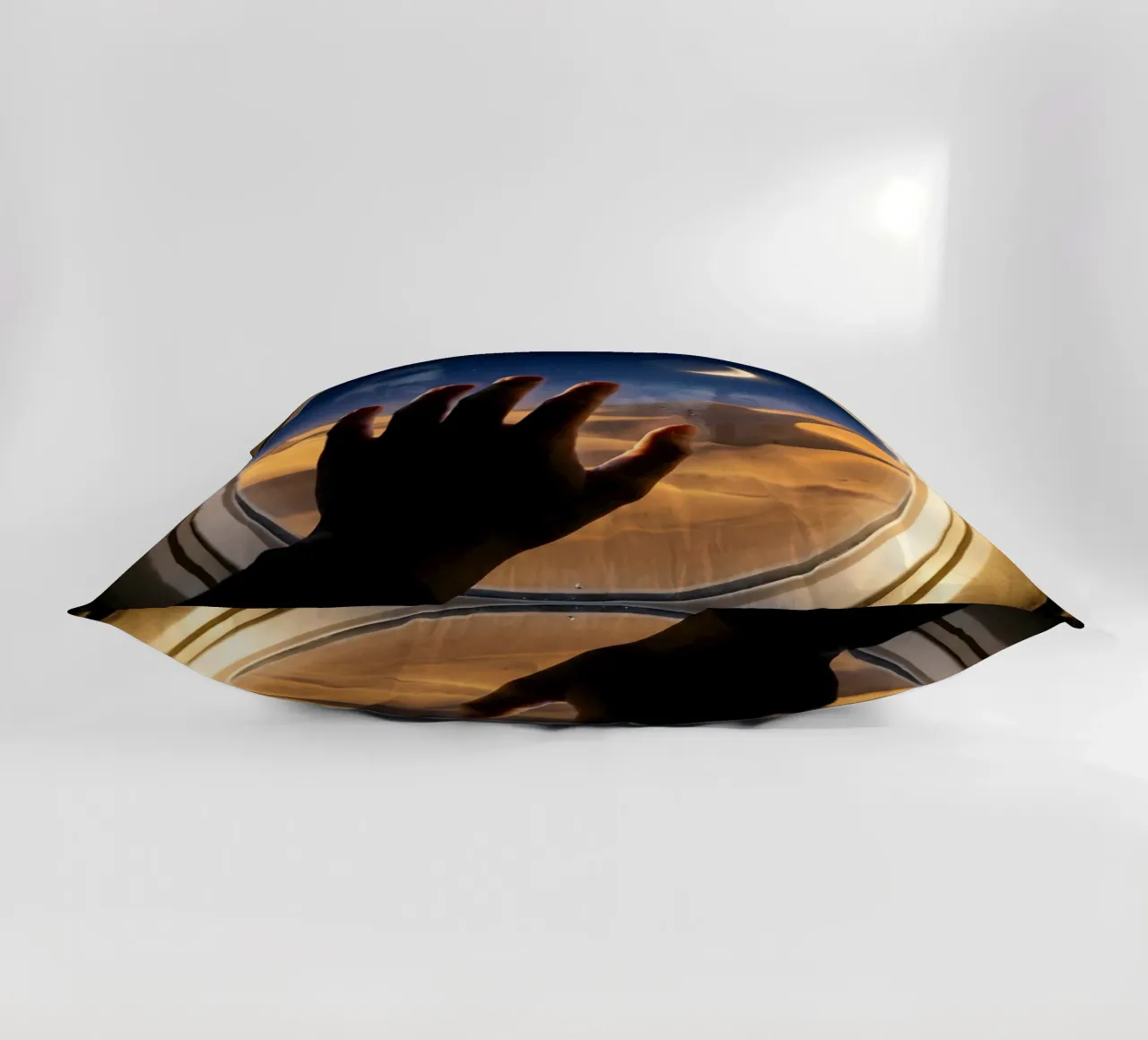 Vue du désert au clair de lune à partir d'une fenêtre d'avion coussin de Dreamspace Visuals