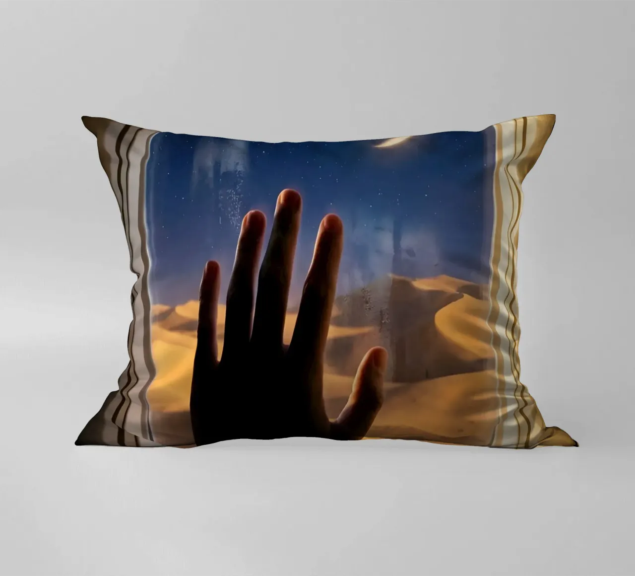 Vue du désert au clair de lune à partir d'une fenêtre d'avion coussin de Dreamspace Visuals