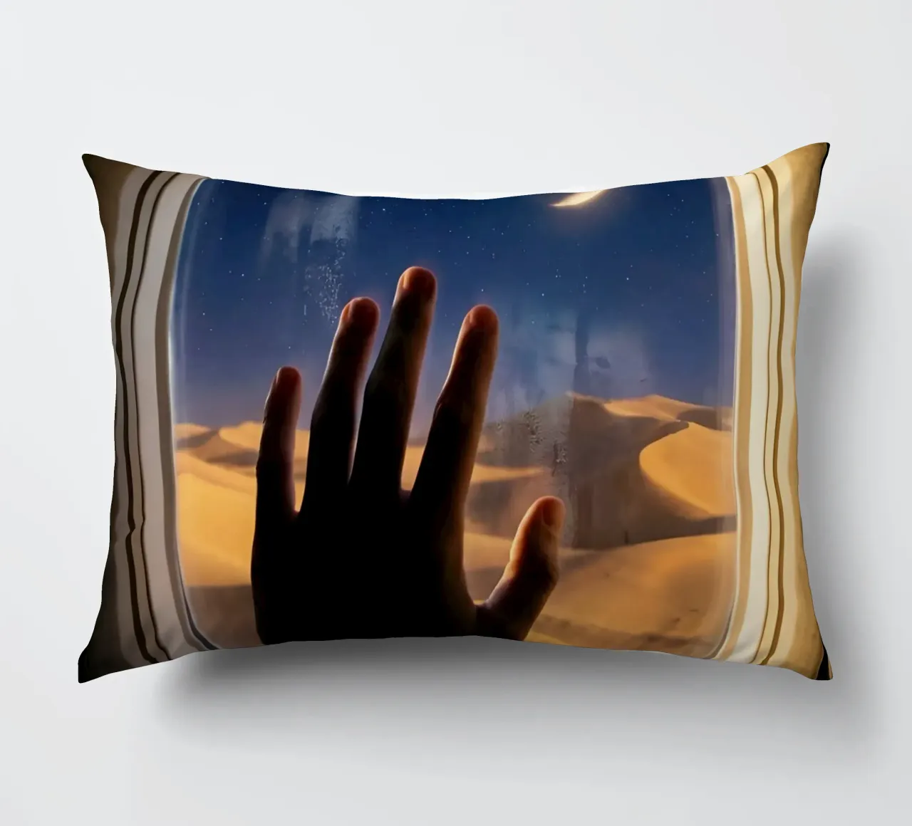 Vue du désert au clair de lune à partir d'une fenêtre d'avion coussin de Dreamspace Visuals