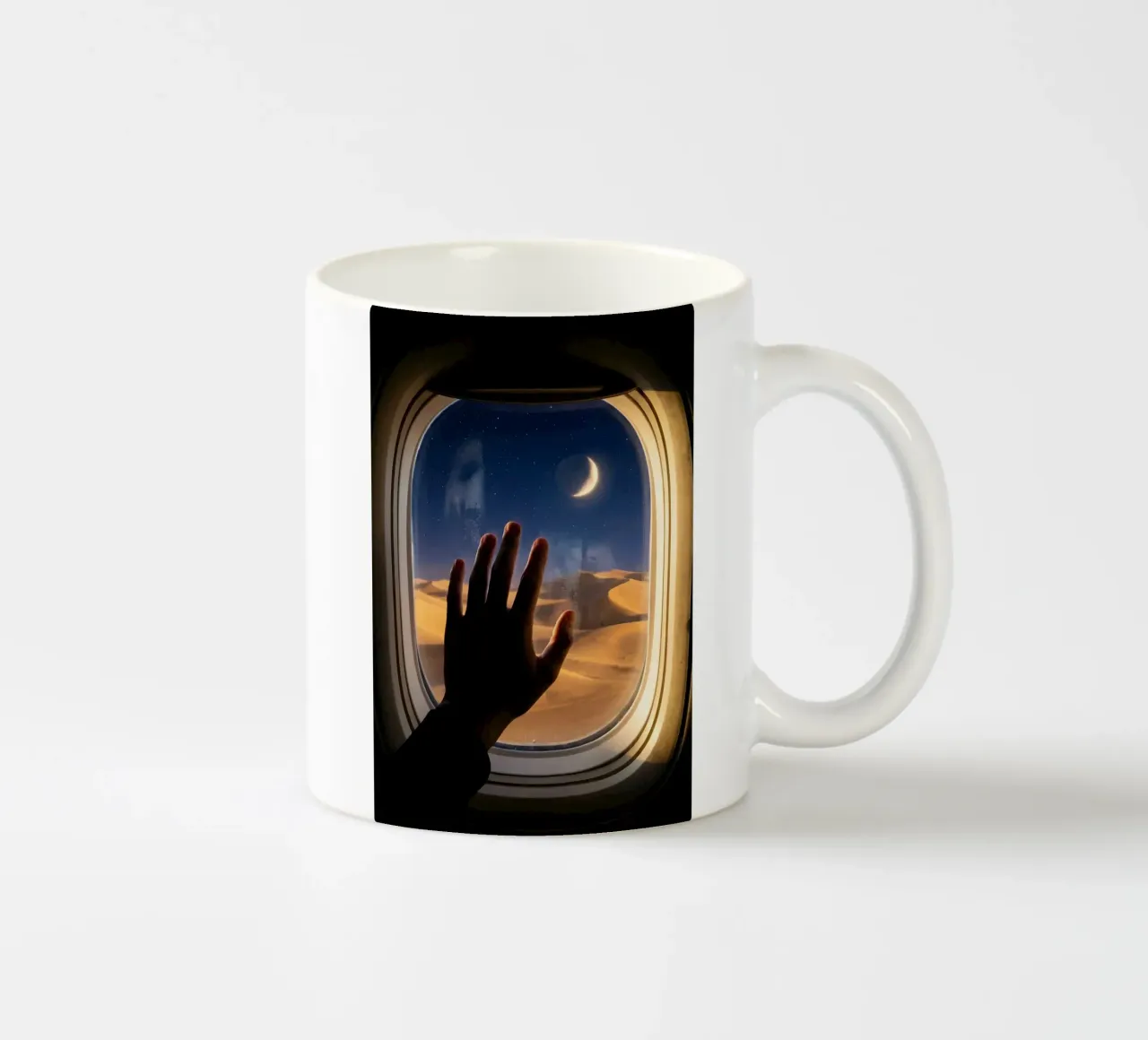 Vue du désert au clair de lune à partir d'une fenêtre d'avion mug en céramique de Dreamspace Visuals