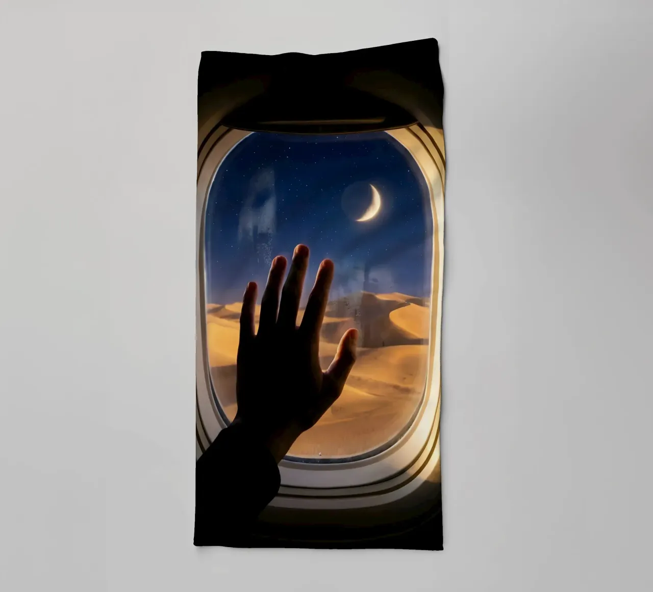 Vue du désert au clair de lune à partir d'une fenêtre d'avion serviette de bain de Dreamspace Visuals