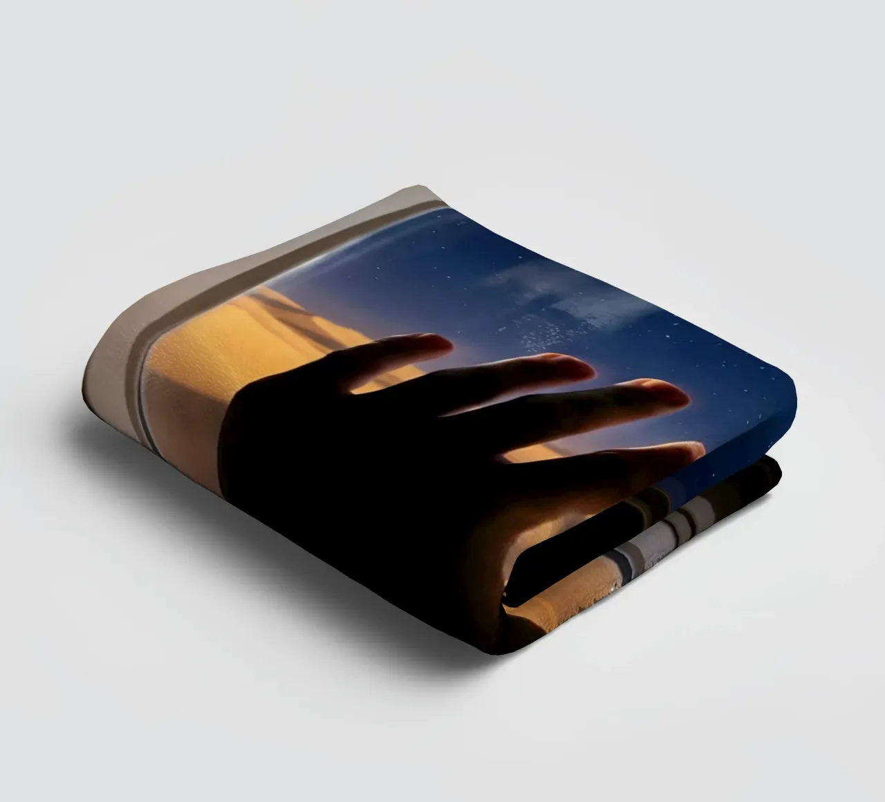 Vue du désert au clair de lune à partir d'une fenêtre d'avion serviette de bain de Dreamspace Visuals