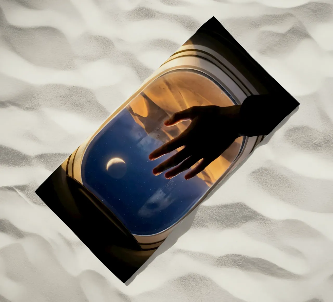 Vue du désert au clair de lune à partir d'une fenêtre d'avion serviette de plage de Dreamspace Visuals