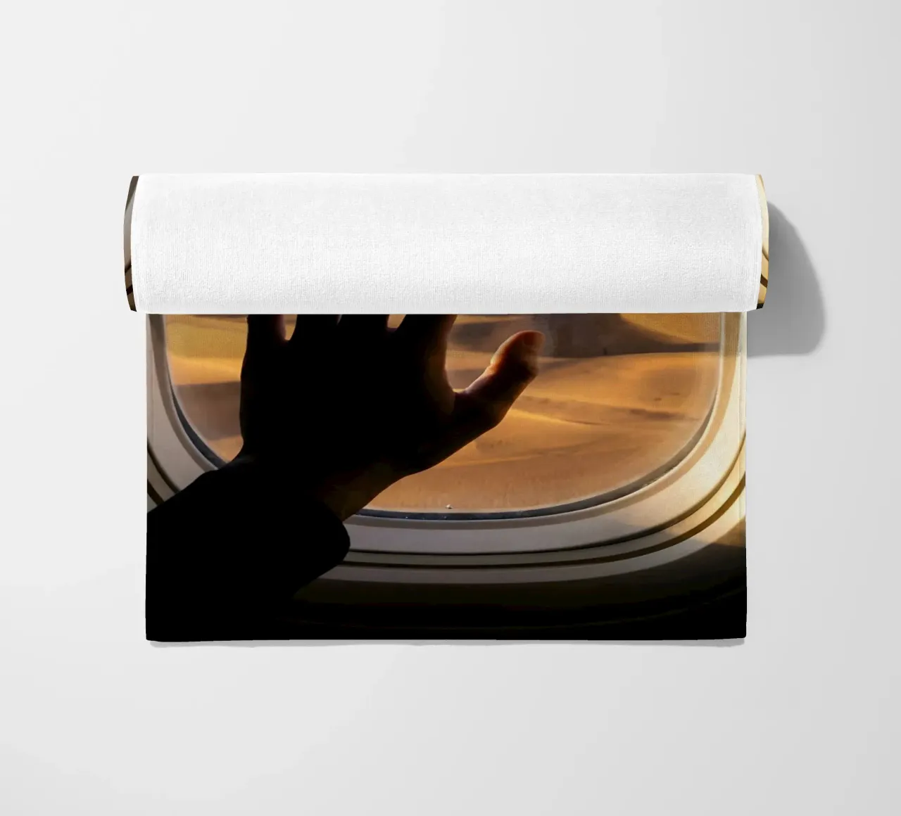 Vue du désert au clair de lune à partir d'une fenêtre d'avion serviette de plage de Dreamspace Visuals