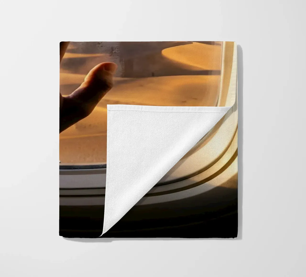 Vue du désert au clair de lune à partir d'une fenêtre d'avion serviette de plage de Dreamspace Visuals