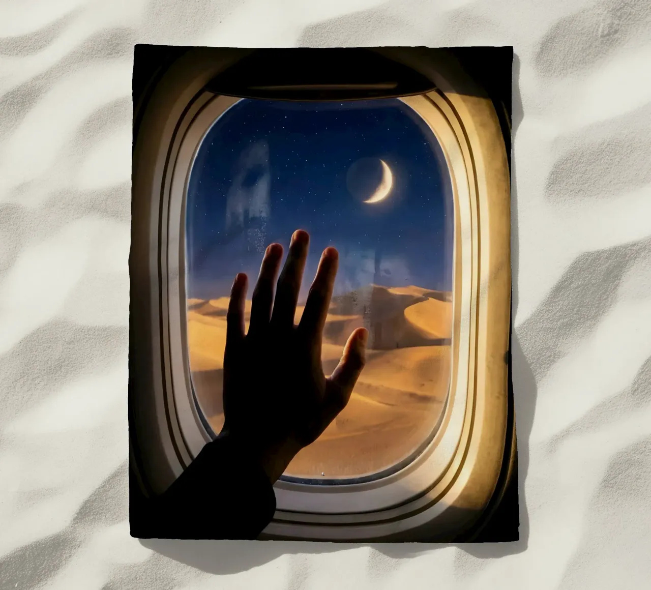 Vue du désert au clair de lune à partir d'une fenêtre d'avion serviette de plage de Dreamspace Visuals