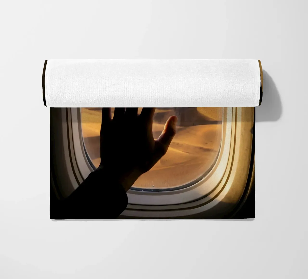 Vue du désert au clair de lune à partir d'une fenêtre d'avion serviette de plage de Dreamspace Visuals