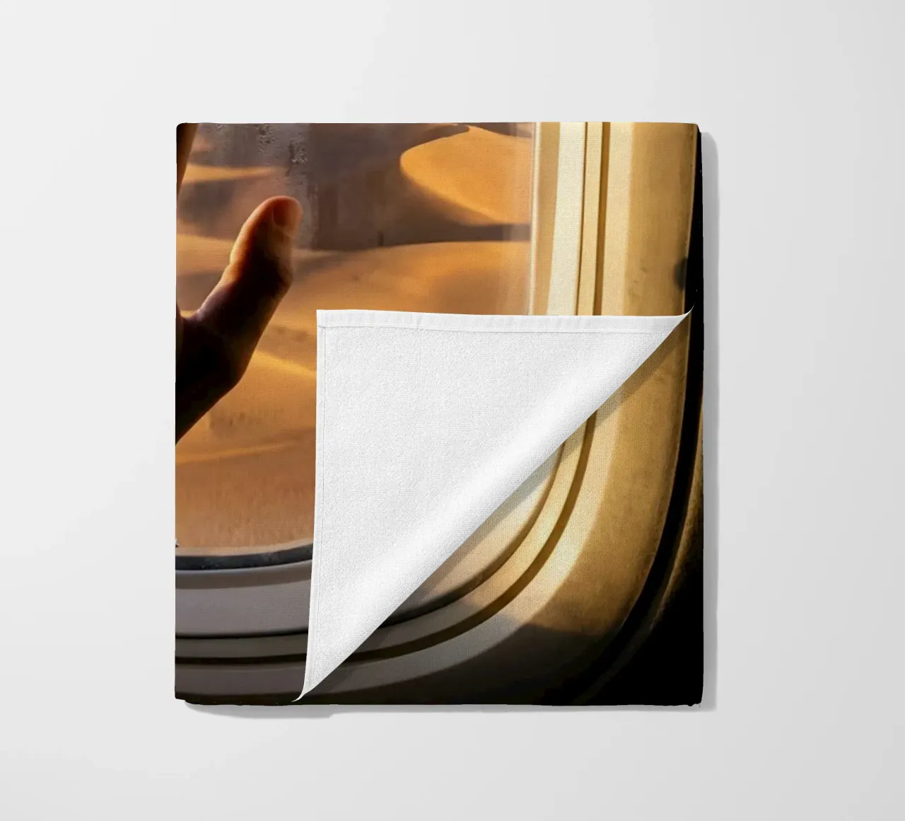 Vue du désert au clair de lune à partir d'une fenêtre d'avion serviette de plage de Dreamspace Visuals