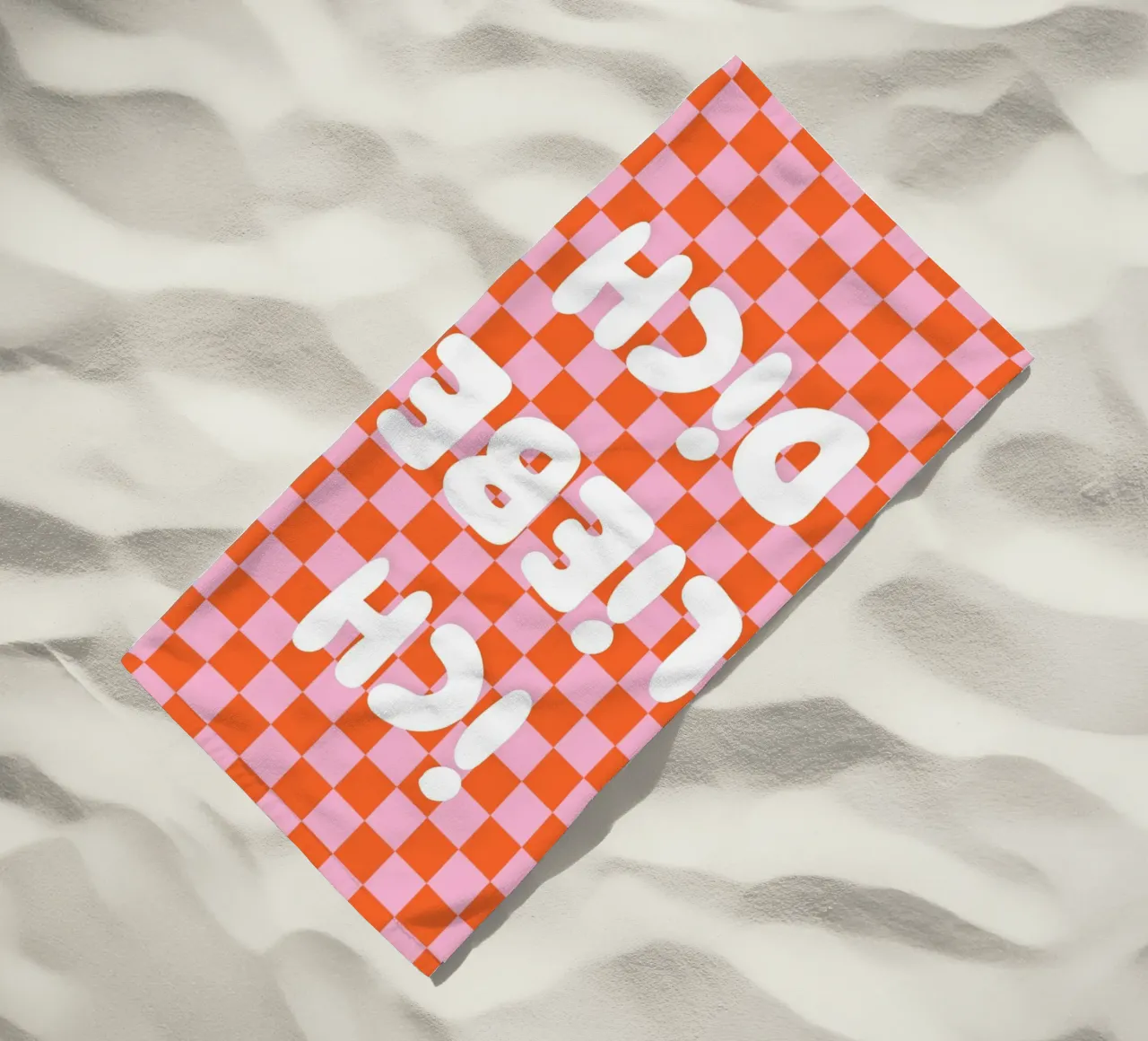 Bold Ich Liebe Dich Love Zitat mit Schachbrettmuster Strandtuch von The Art Club