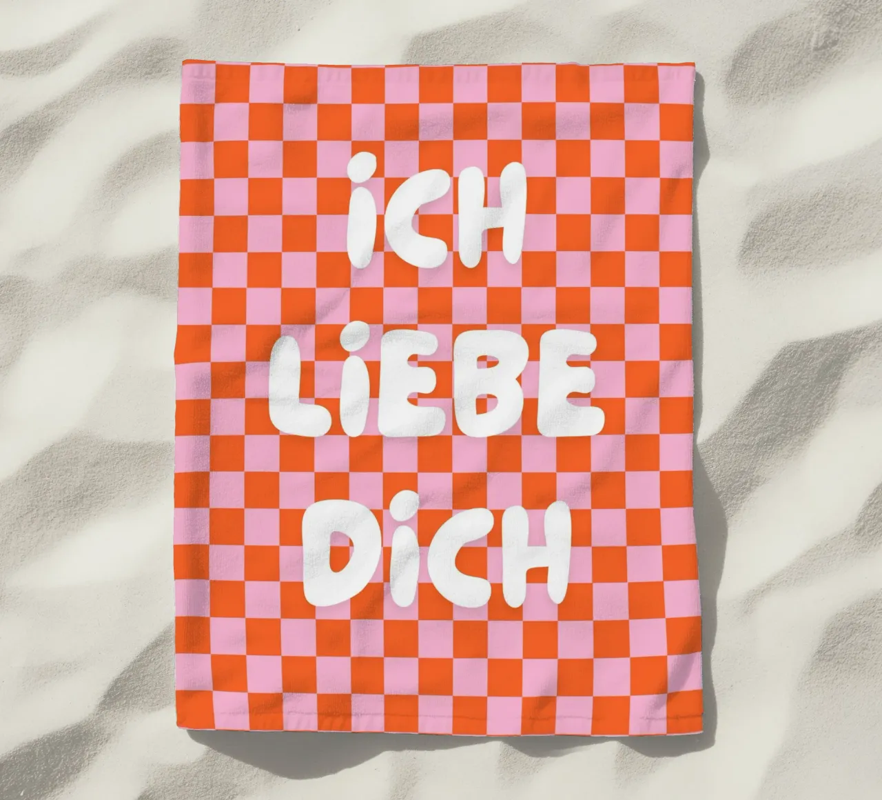 Bold Ich Liebe Dich Love Zitat mit Schachbrettmuster Strandtuch von The Art Club