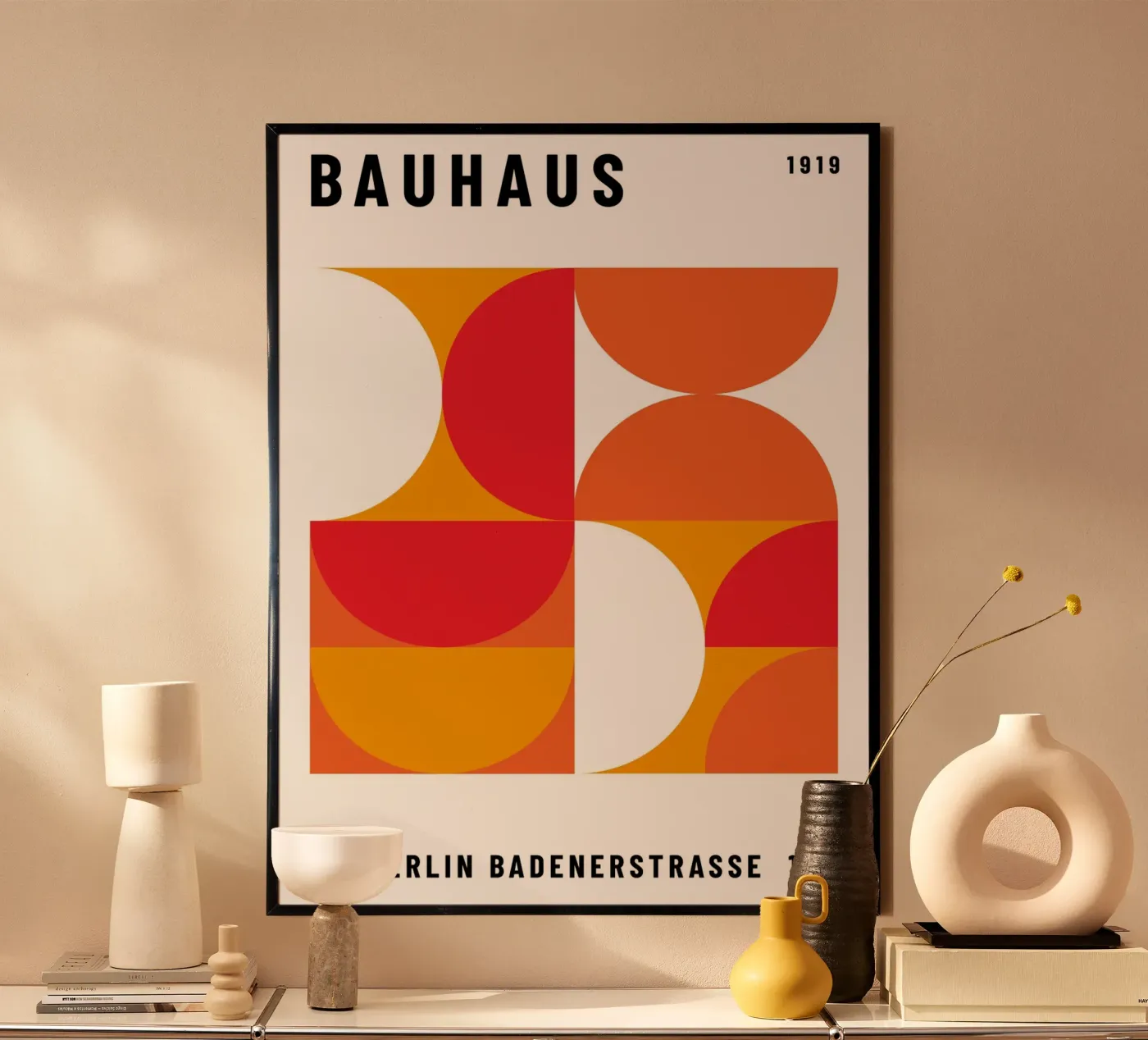 Bauhaus Poster 1919 mit geometrischen Formen in Rot & Ocker Poster von Casa Vibes