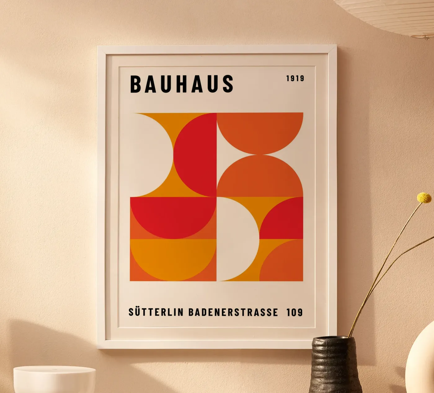 Bauhaus Poster 1919 mit geometrischen Formen in Rot & Ocker Poster von Casa Vibes