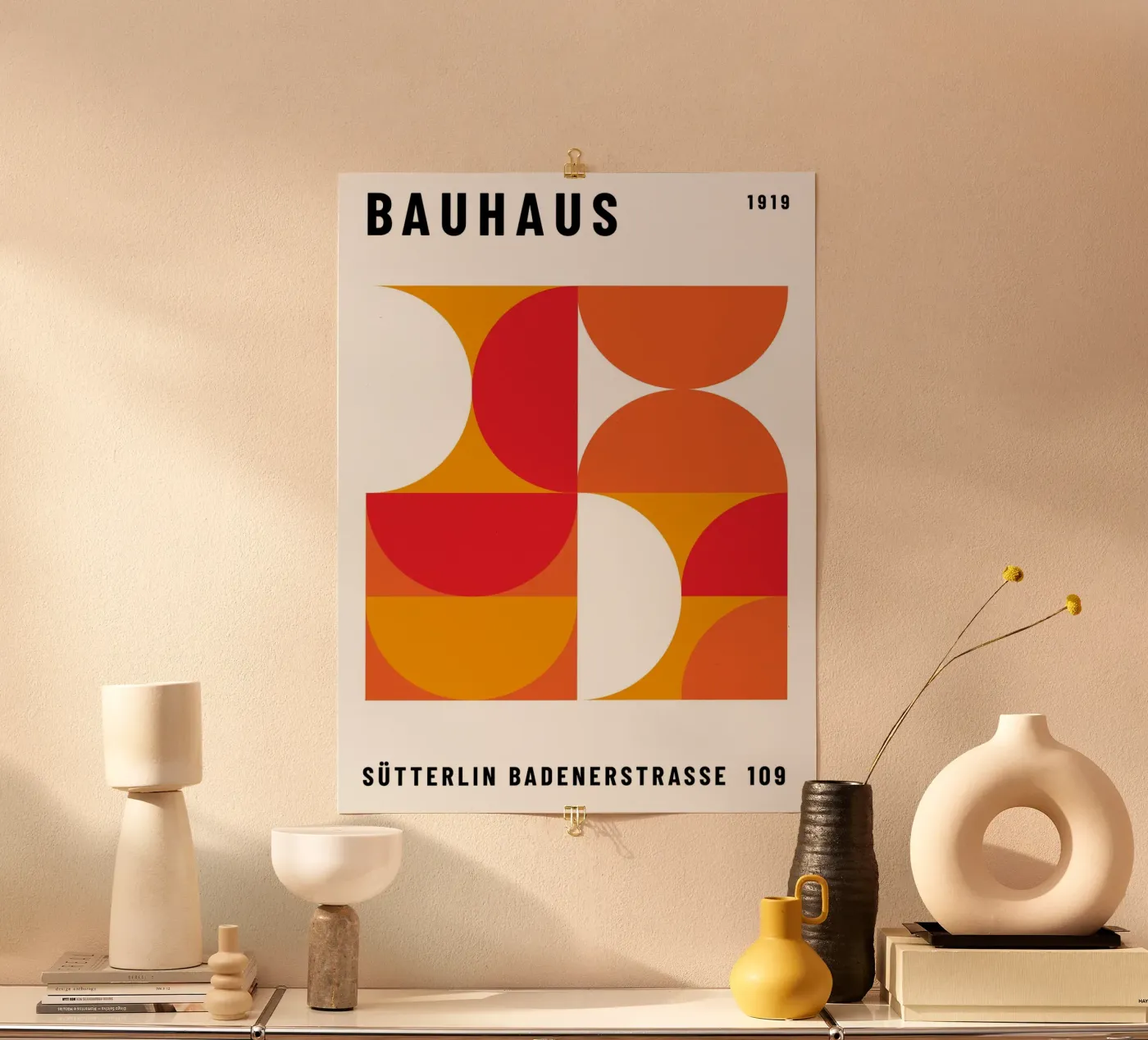 Bauhaus Poster 1919 mit geometrischen Formen in Rot & Ocker Poster von Casa Vibes