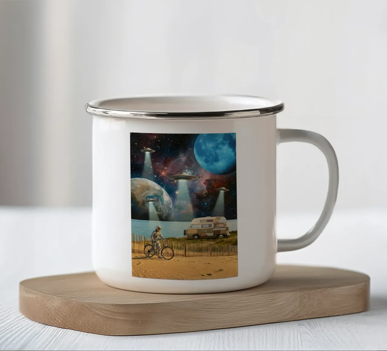 Surreale scena di UFO sulla spiaggia con astronauta, furgone e cielo cosmico tazza in smalto da Dreamspace Visuals