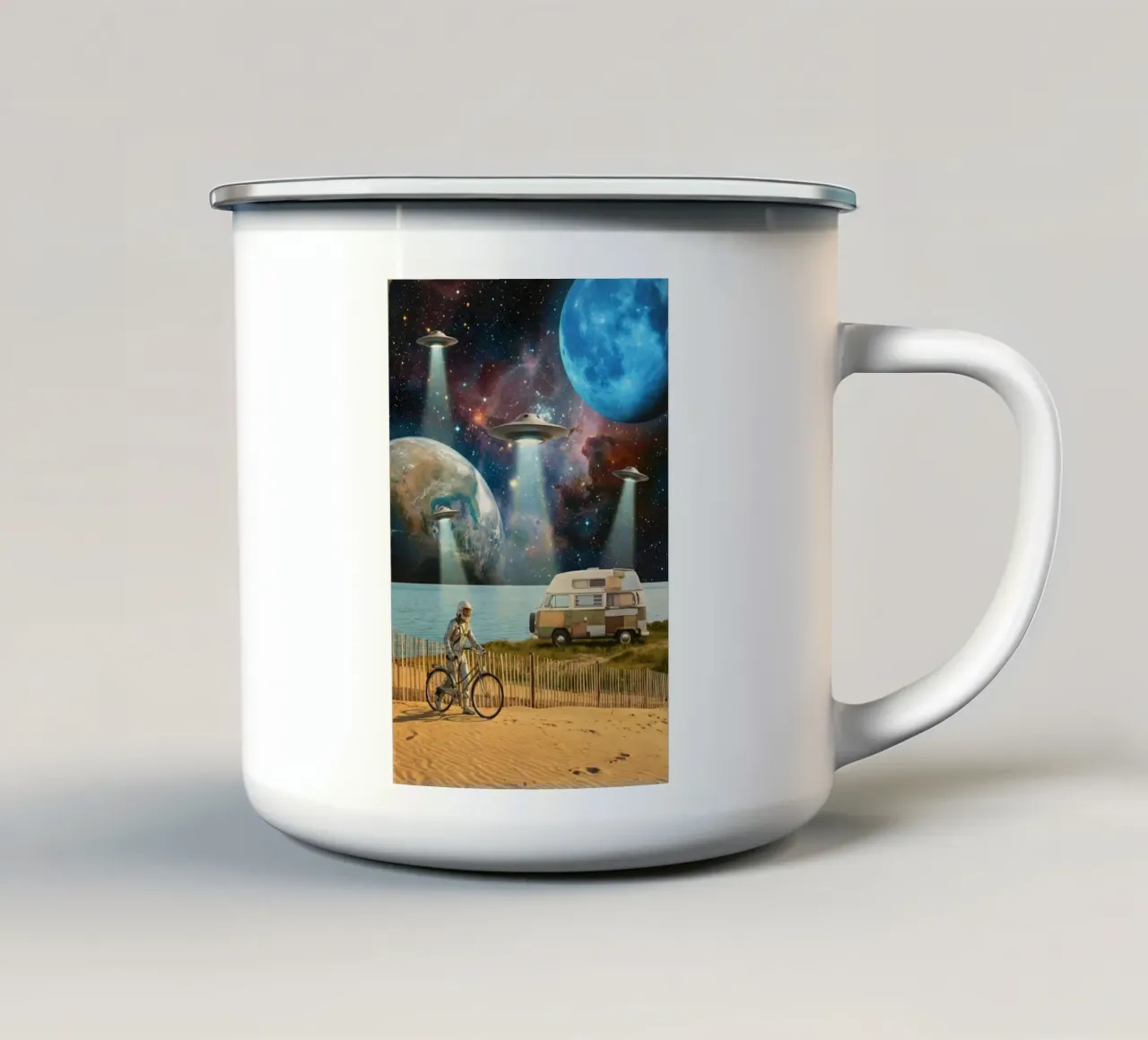 Surreale scena di UFO sulla spiaggia con astronauta, furgone e cielo cosmico tazza in smalto da Dreamspace Visuals