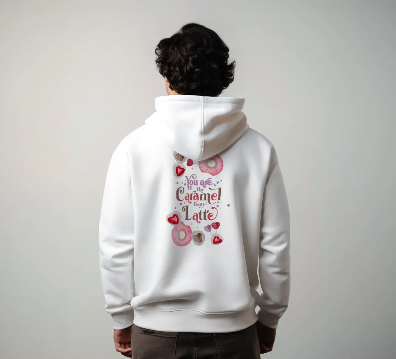 Caffè. Innamorato. Caramello, ciambelle e caffellatte felpa con cappuccio da CalliLetters