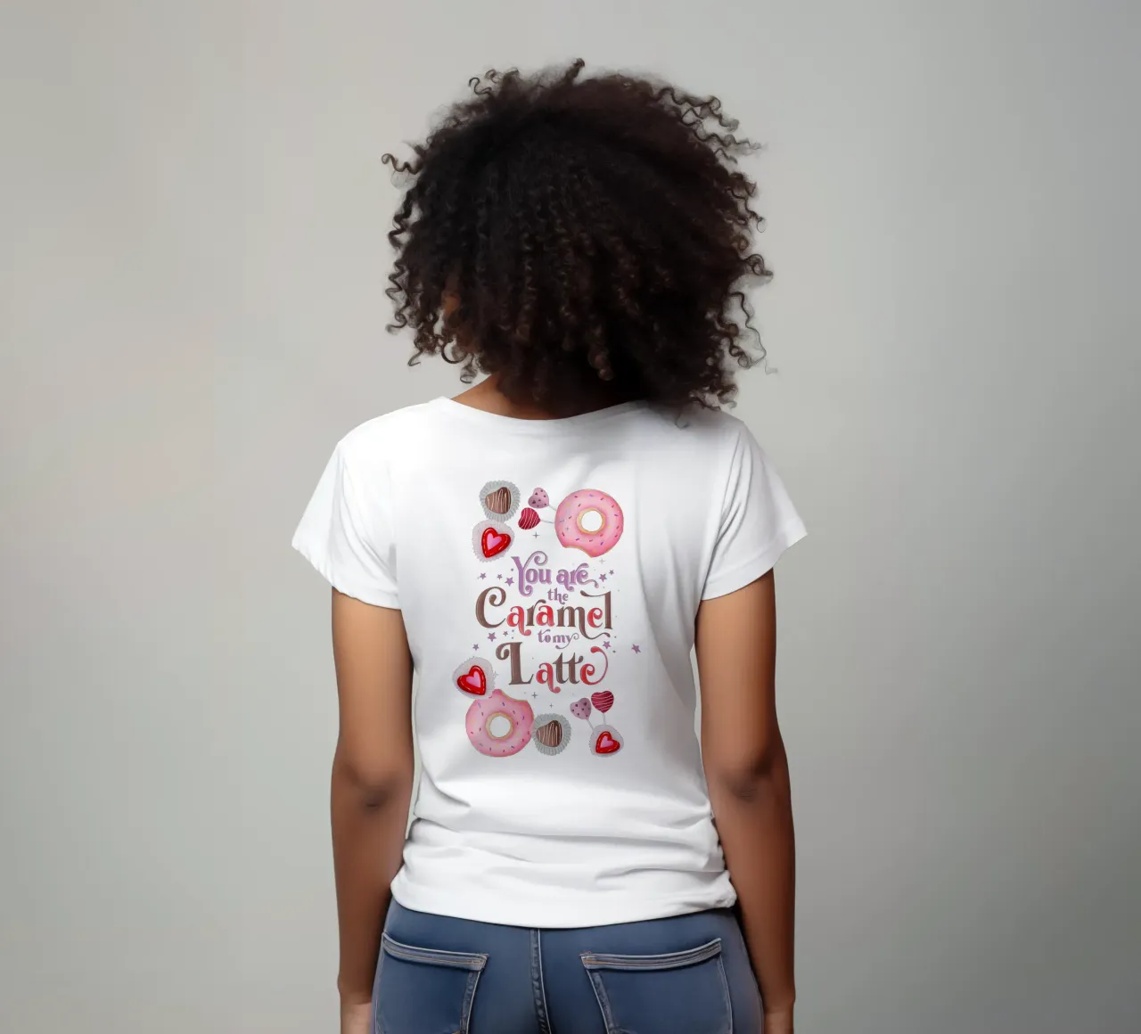Le café. En amour avec le café. Caramel, beignets et café au lait t-shirt de CalliLetters
