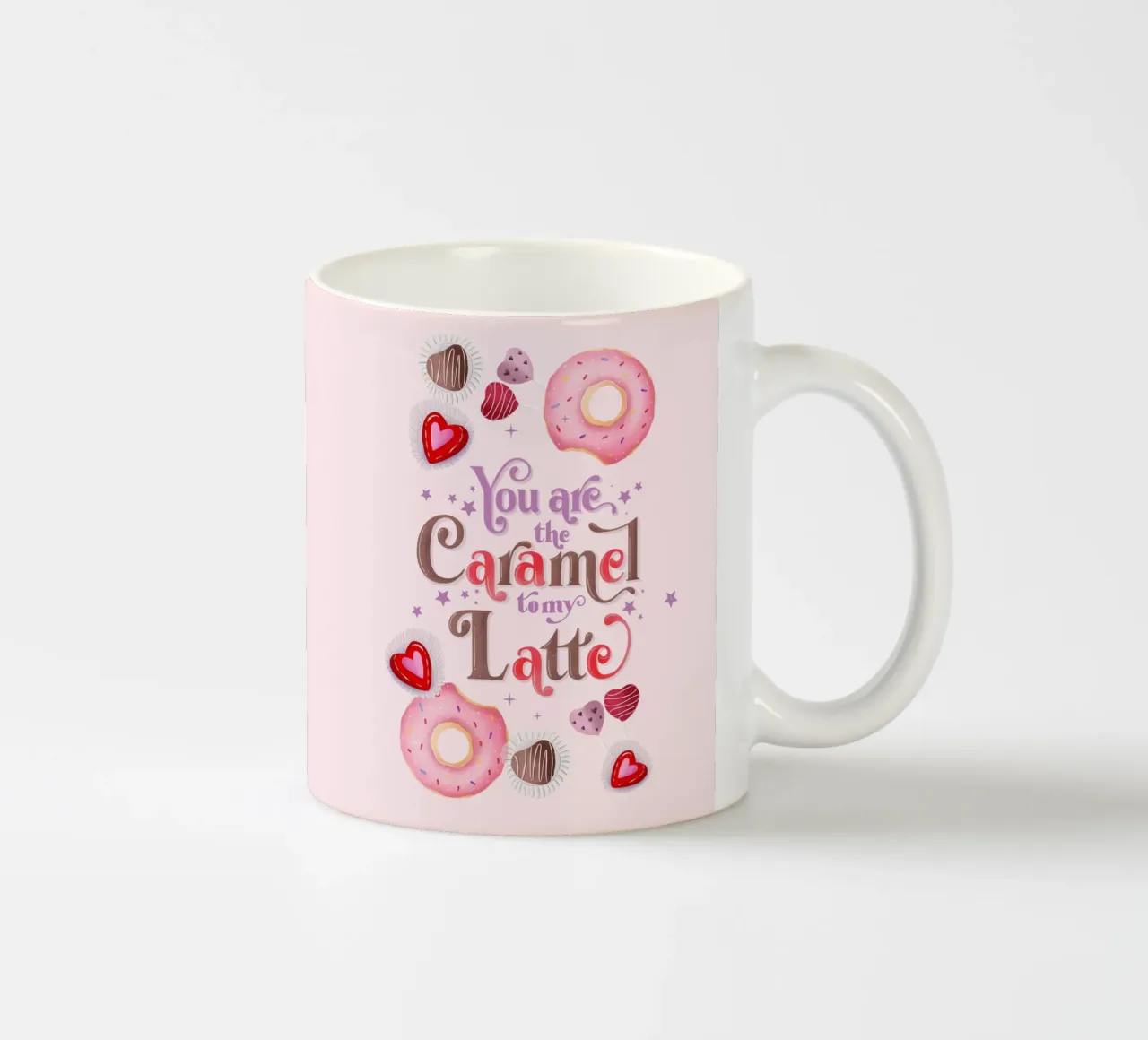 Caffè. Innamorato. Caramello, ciambelle e caffellatte tazza in ceramica da CalliLetters