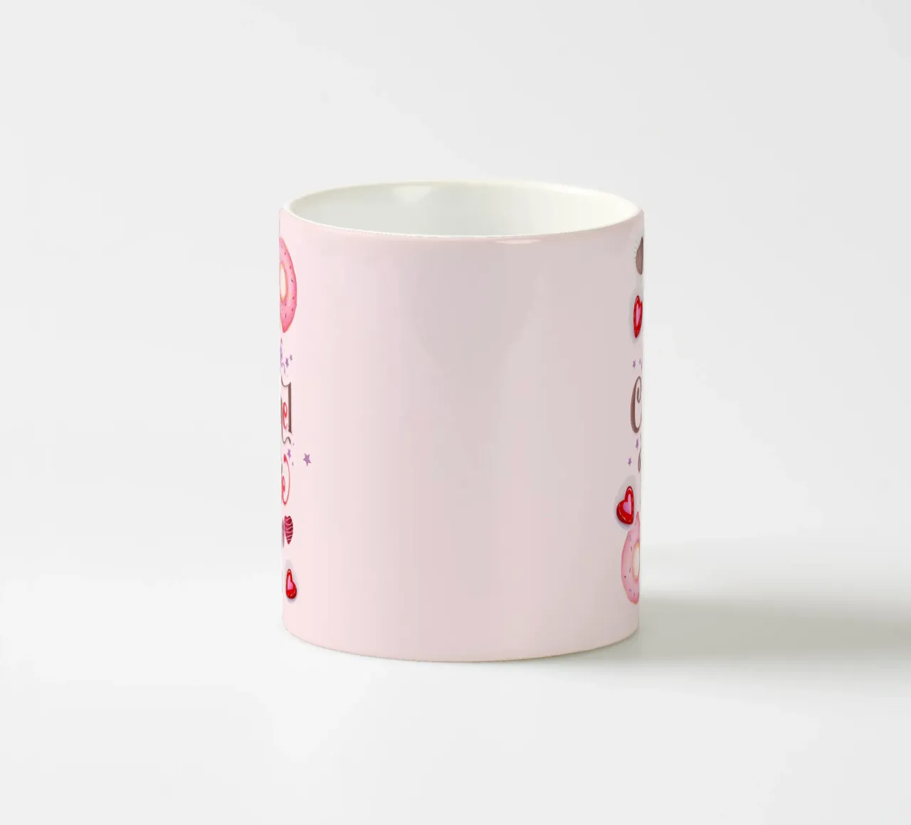 Caffè. Innamorato. Caramello, ciambelle e caffellatte tazza in ceramica da CalliLetters