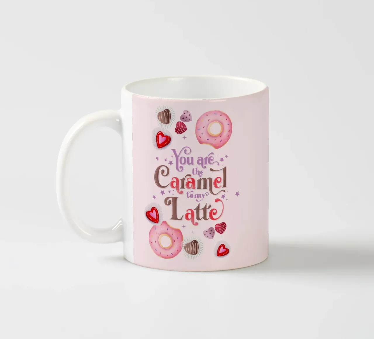 Caffè. Innamorato. Caramello, ciambelle e caffellatte tazza in ceramica da CalliLetters