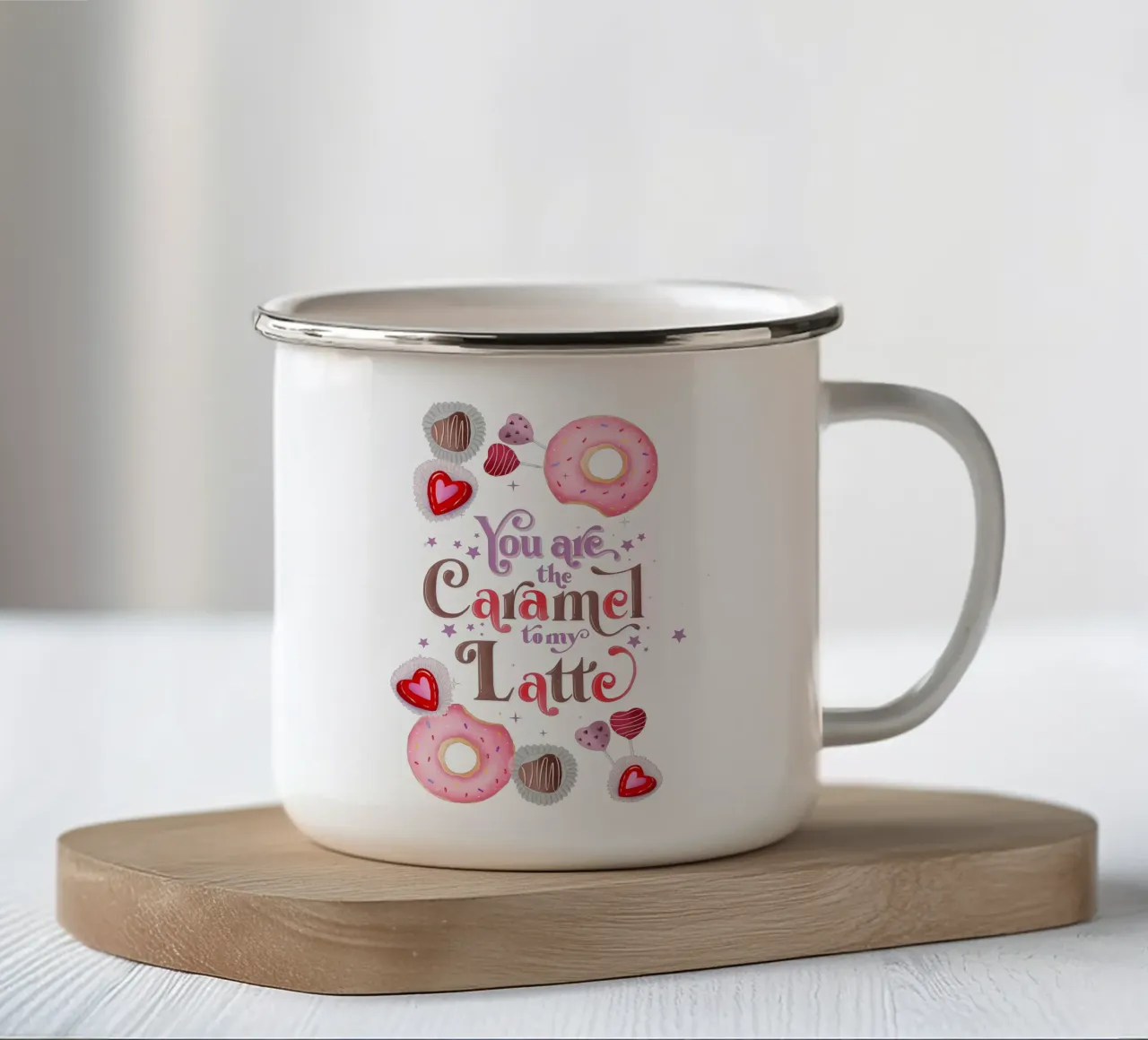 Koffie. Verliefd. Karamel, donuts en café latte emaille mok van CalliLetters
