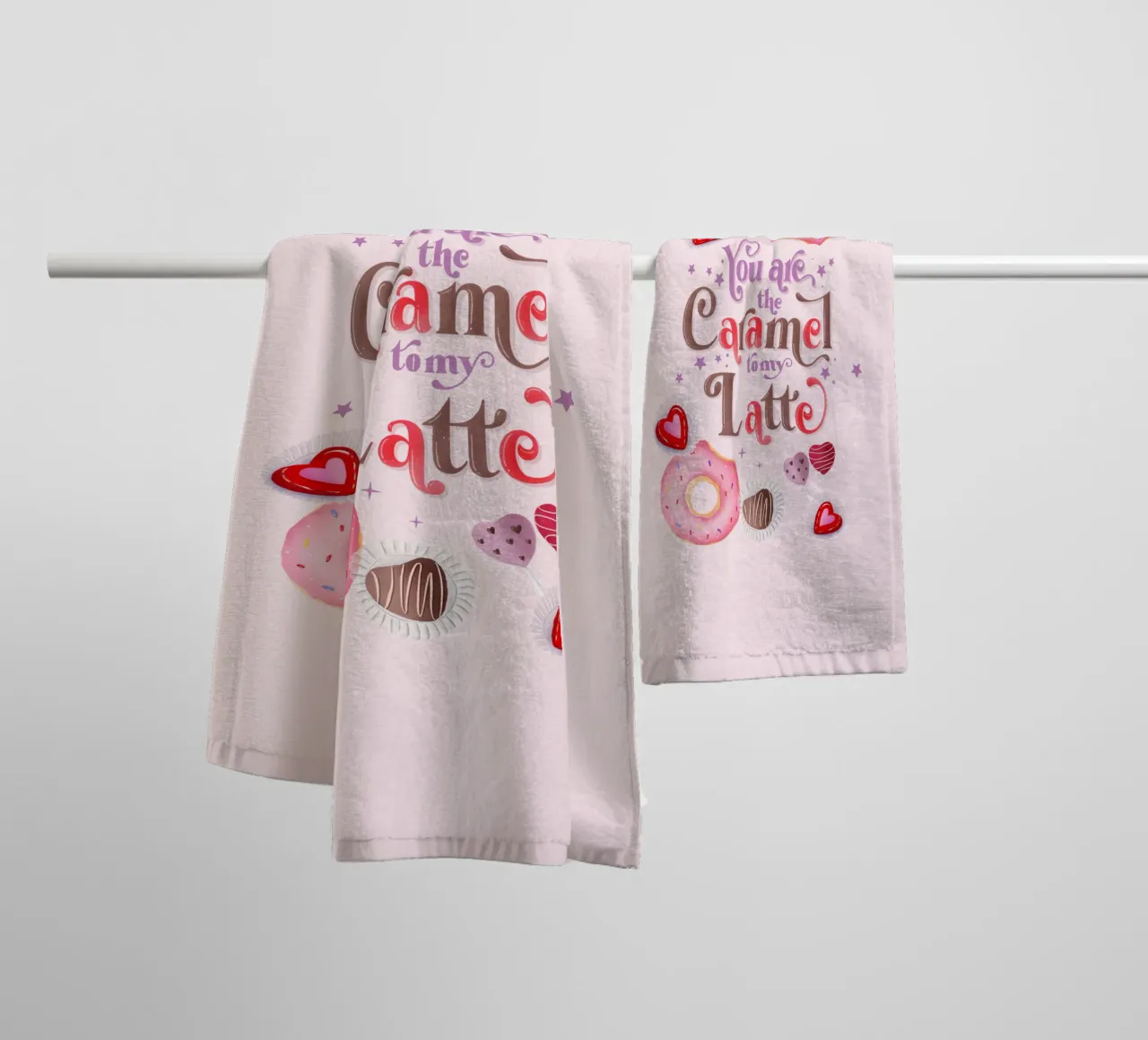 Le café. En amour avec le café. Caramel, beignets et café au lait serviette de bain de CalliLetters