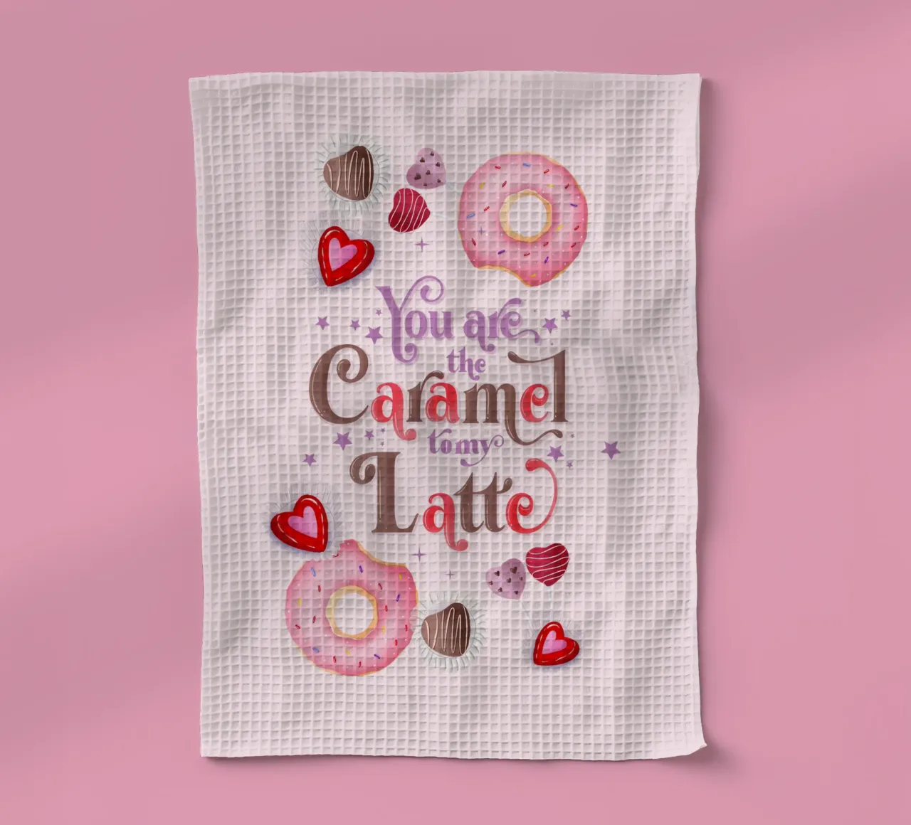 Le café. En amour avec le café. Caramel, beignets et café au lait torchon de CalliLetters