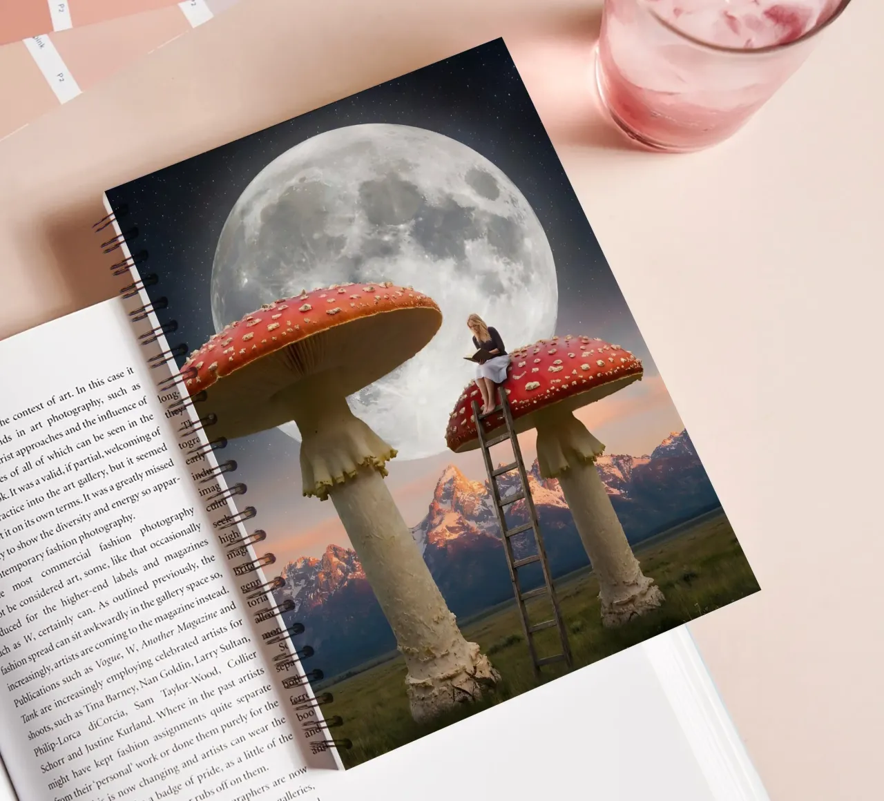 Donna surreale che legge su funghi giganti con la luna piena diario ad anelli da Cosmic Daydream Studio
