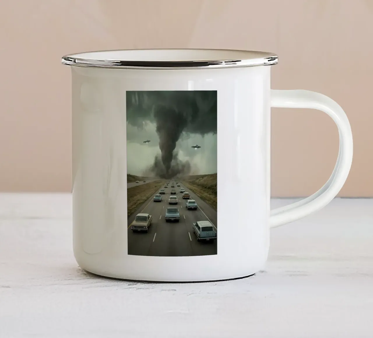 UFO alieni sopra l'autostrada Scena di apocalisse con tornado tazza in smalto da Cosmic Daydream Studio