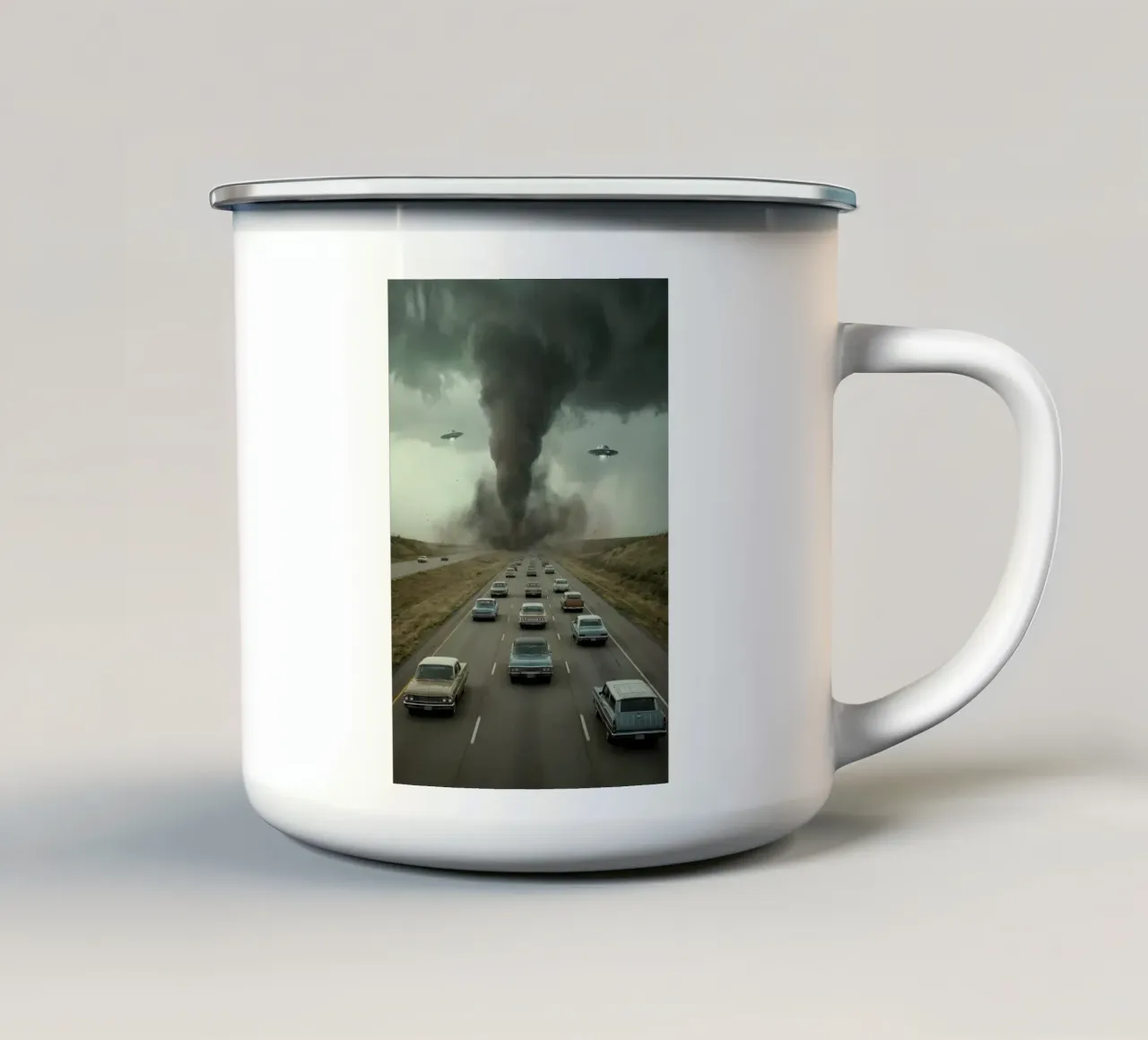 UFO alieni sopra l'autostrada Scena di apocalisse con tornado tazza in smalto da Cosmic Daydream Studio