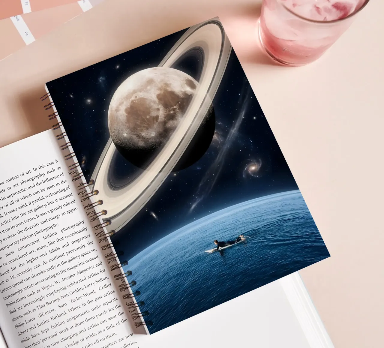 Surfer surreale sotto una luna inanellata nell'oceano cosmico diario ad anelli da Cosmic Daydream Studio