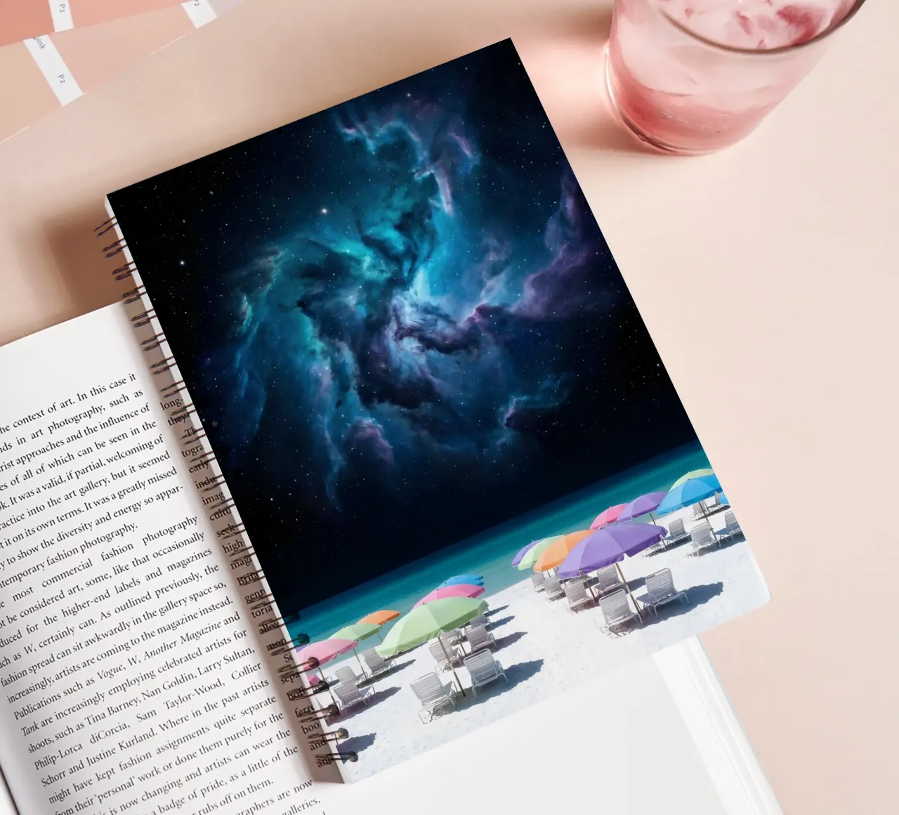 Nebulosa cosmica del cielo notturno sopra ombrelloni colorati diario ad anelli da Cosmic Daydream Studio