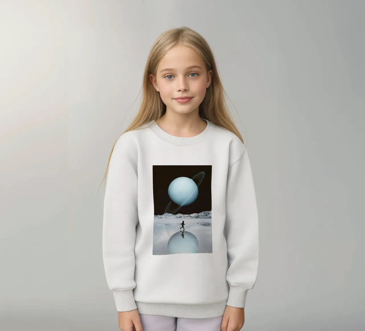 Correre sotto Saturno - Arte surreale del riflesso del pianeta felpa bambino da Cosmic Daydream Studio