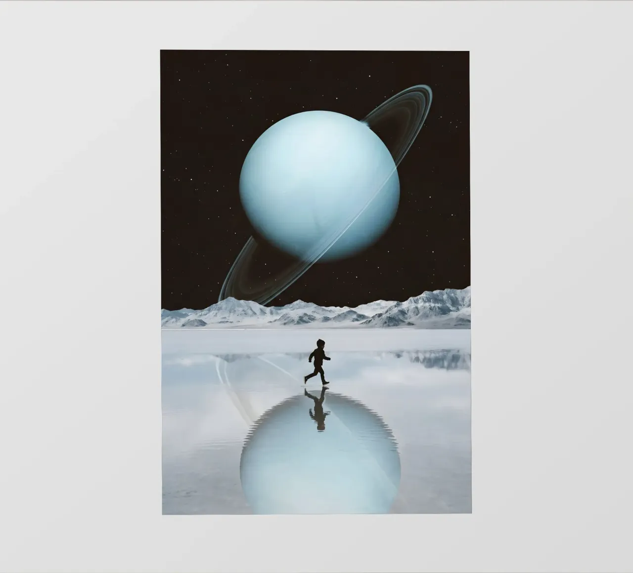 Correre sotto Saturno - Arte surreale del riflesso del pianeta carta da parati fotografica da Cosmic Daydream Studio