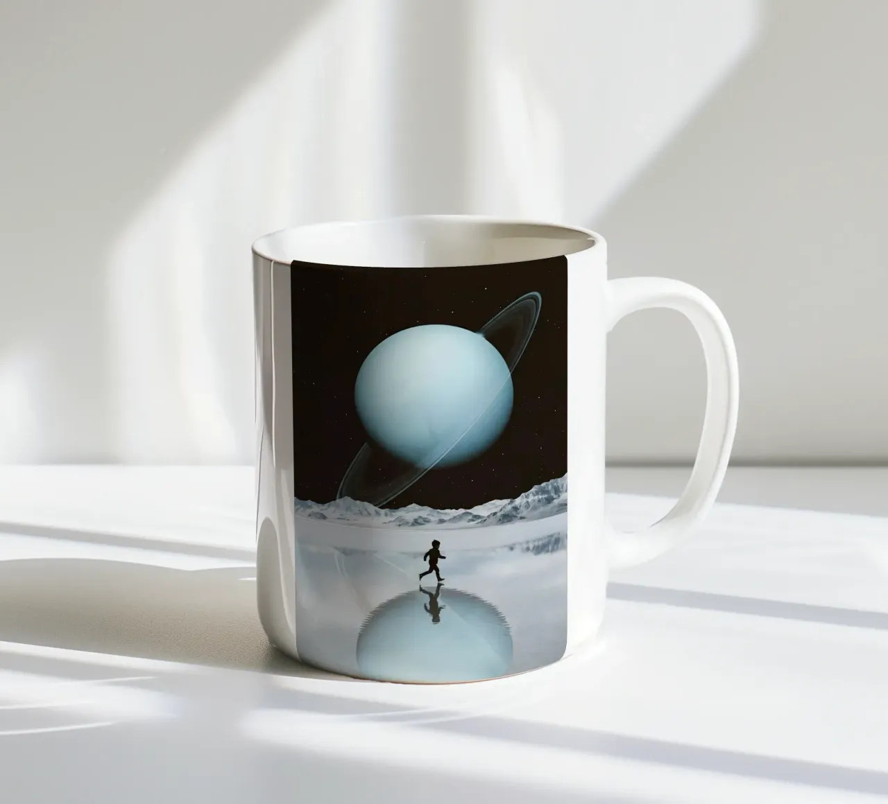 Correre sotto Saturno - Arte surreale del riflesso del pianeta tazza in ceramica da Cosmic Daydream Studio