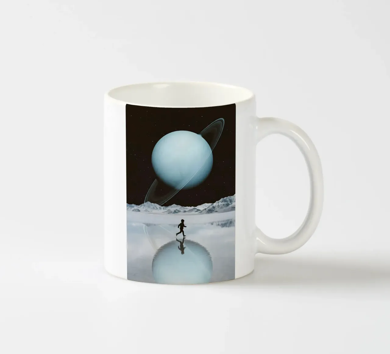 Correre sotto Saturno - Arte surreale del riflesso del pianeta tazza in ceramica da Cosmic Daydream Studio