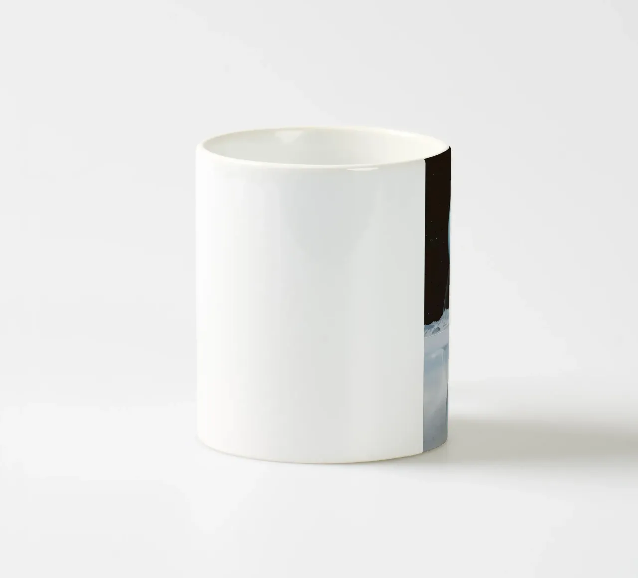 Correre sotto Saturno - Arte surreale del riflesso del pianeta tazza in ceramica da Cosmic Daydream Studio