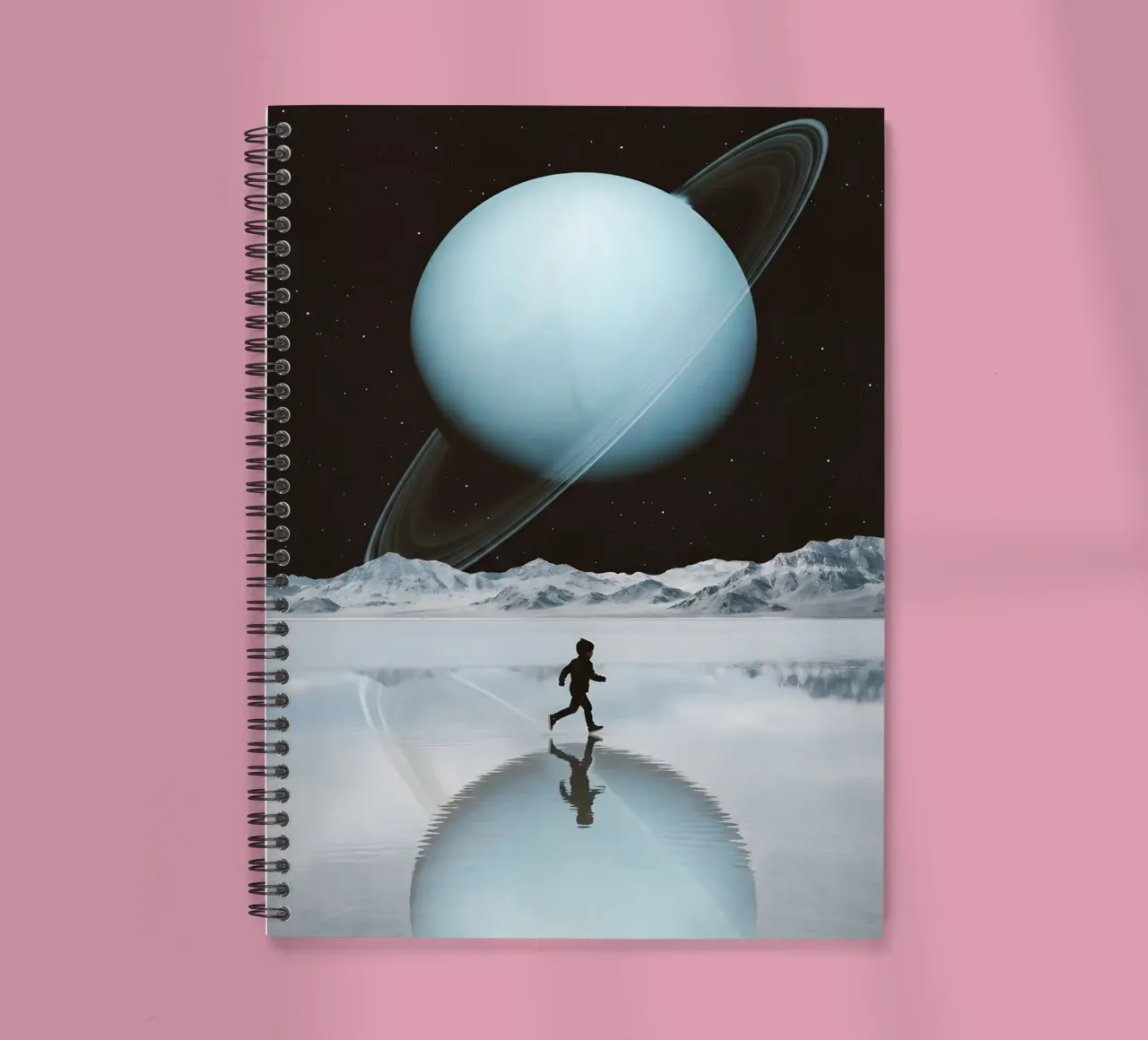 Correre sotto Saturno - Arte surreale del riflesso del pianeta diario ad anelli da Cosmic Daydream Studio