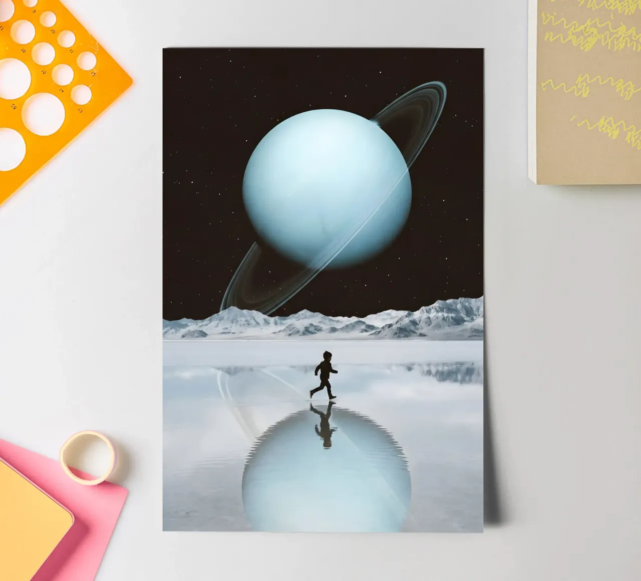 Correre sotto Saturno - Arte surreale del riflesso del pianeta foglio adesivo da Cosmic Daydream Studio