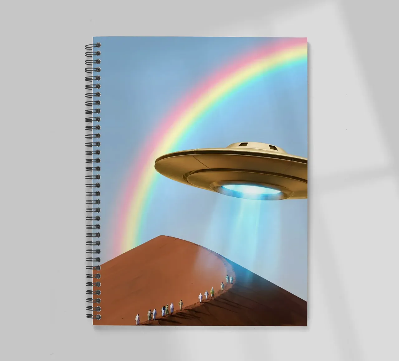 Seguendo la luce - Arte surreale del viaggio nel deserto con gli UFO diario ad anelli da Cosmic Daydream Studio