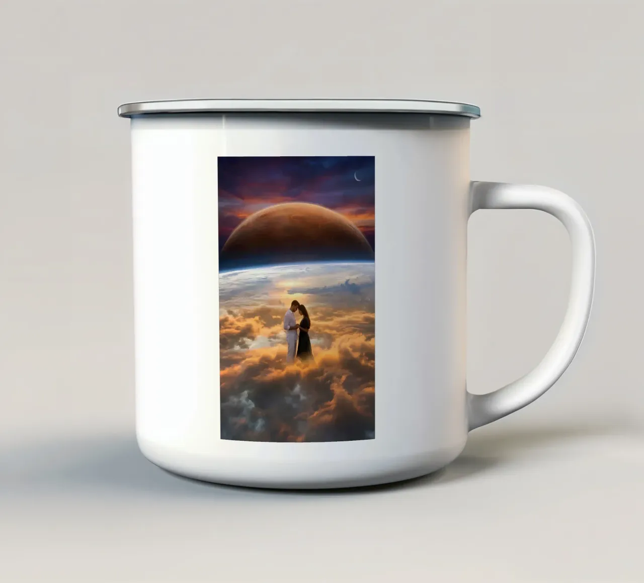 Amore eterno sopra le nuvole in un cielo cosmico tazza in smalto da Cosmic Daydream Studio