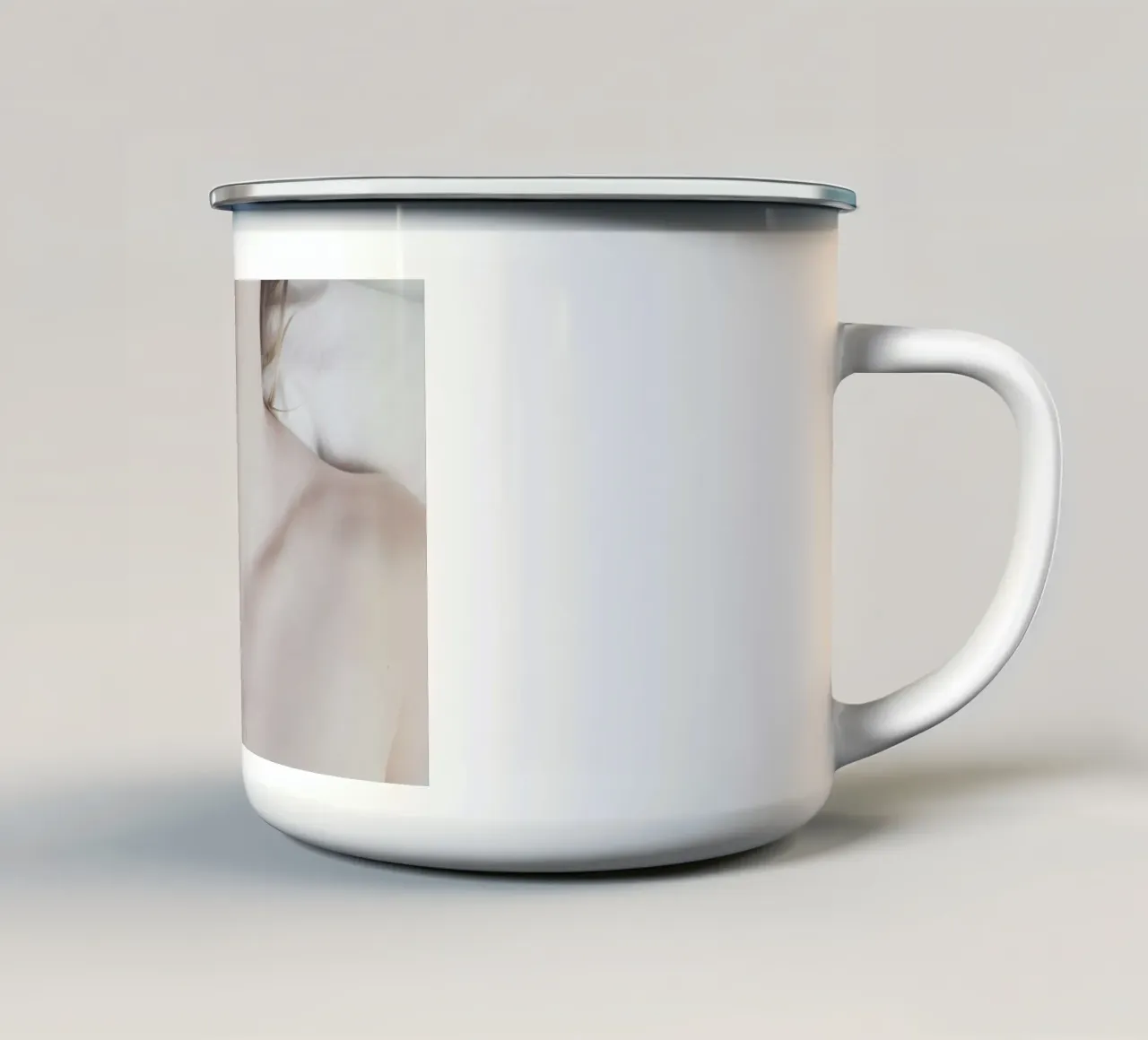 The Silkmoth 10 tazza in smalto da Paul Aidan Perry