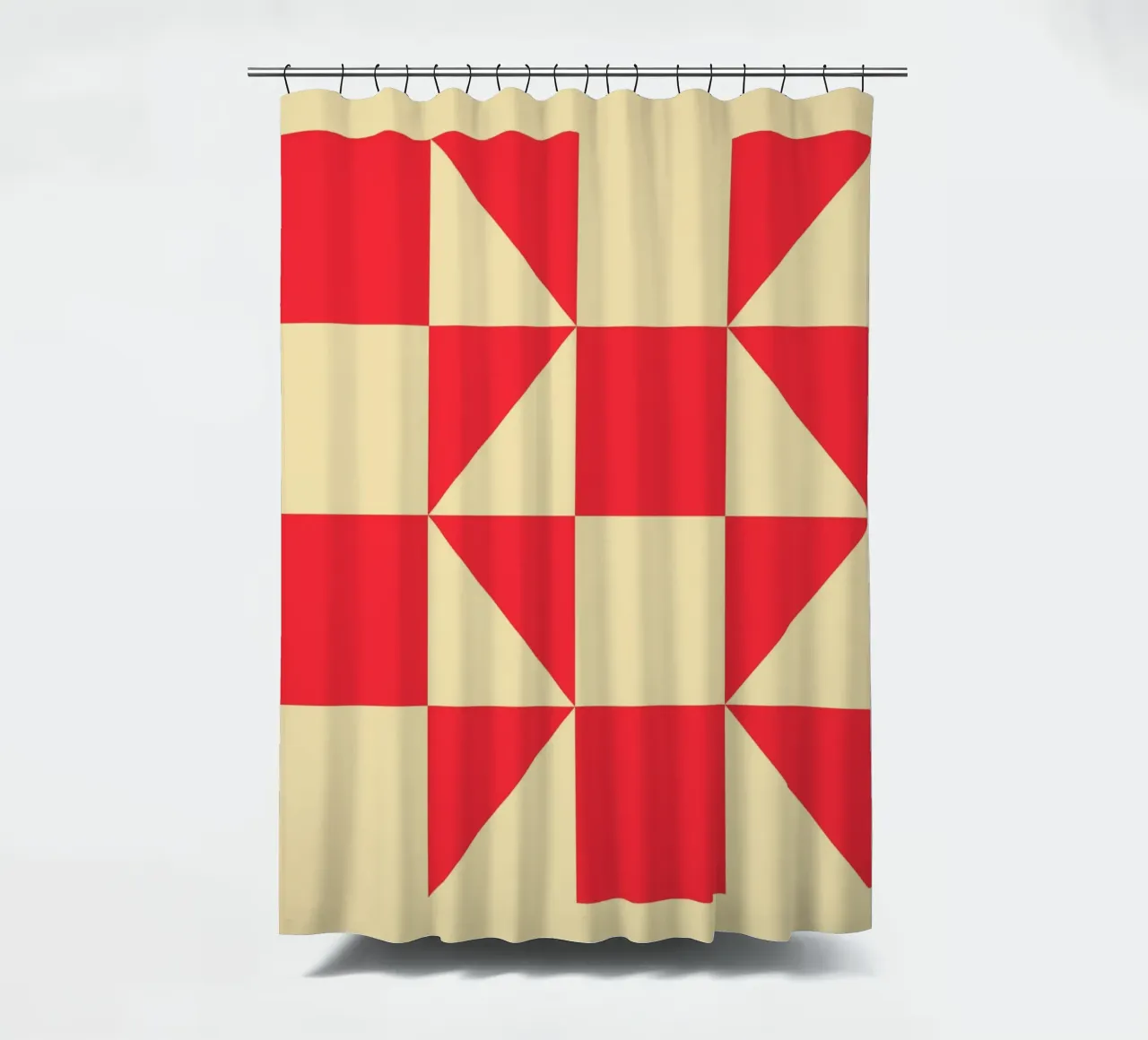 Abstraktes Bauhaus Dreiecksmuster in Rot und Creme Duschvorhang von Casa Vibes
